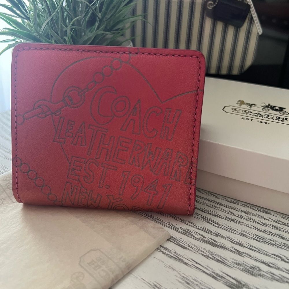 NWT a pink Coach Poppy heart wallet featuring Trompe L'oeil chain NIB